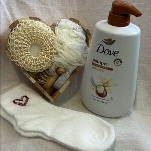 Dove Pamper Body Wash with Vanilla & Shea Bat & Relax Bundle